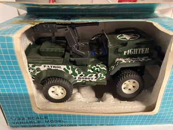 Ancien jouet transformation robot jeep Willys