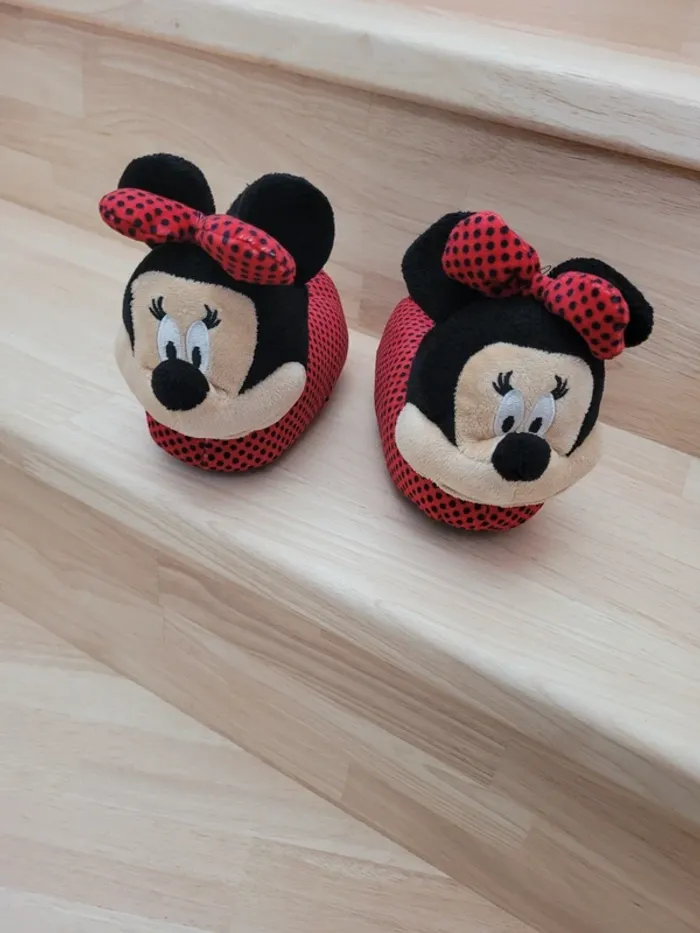 Chaussons peluche Minnie taille 24 - photo numéro 2