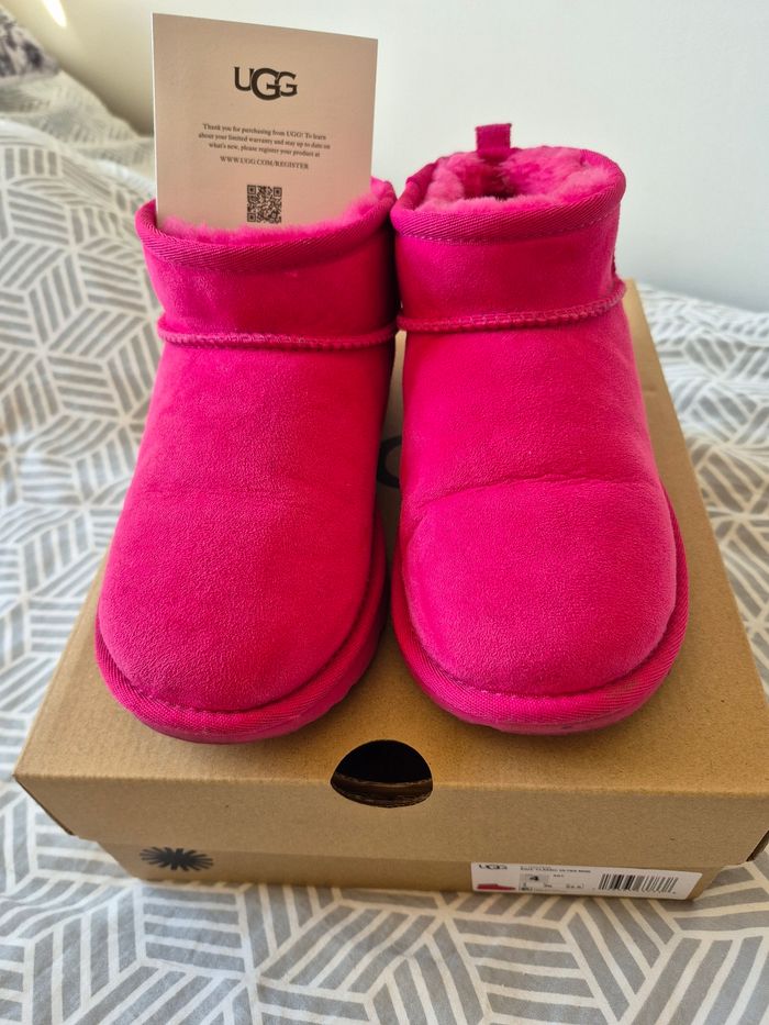 UGG mini fuschia