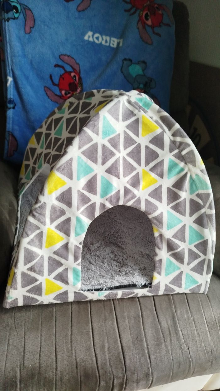 Jolie petite cabane pour chat en tissu
