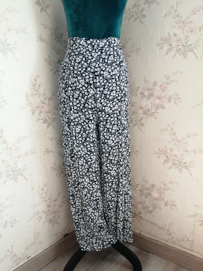 Pantalon bleu marine fluide large à motifs fleurs blanches poches / shein / (40-42) - photo numéro 4