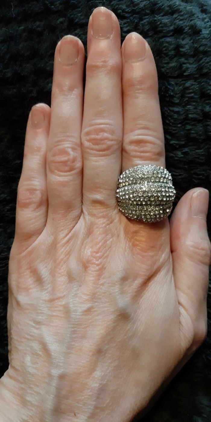 Très jolie bague en acier et strass