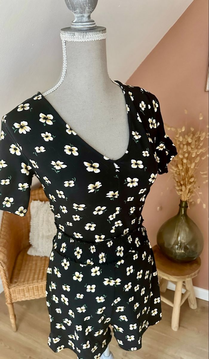 💜 Combishort bershka taille S noir fleuri 💜 - photo numéro 3