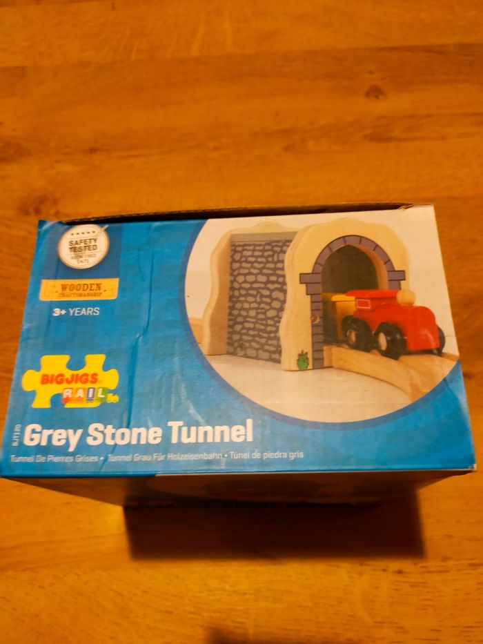 Rail tunnel de pierres grises - photo numéro 9