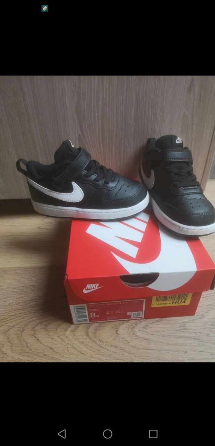 Baskets nike noir et blanche en très bon état