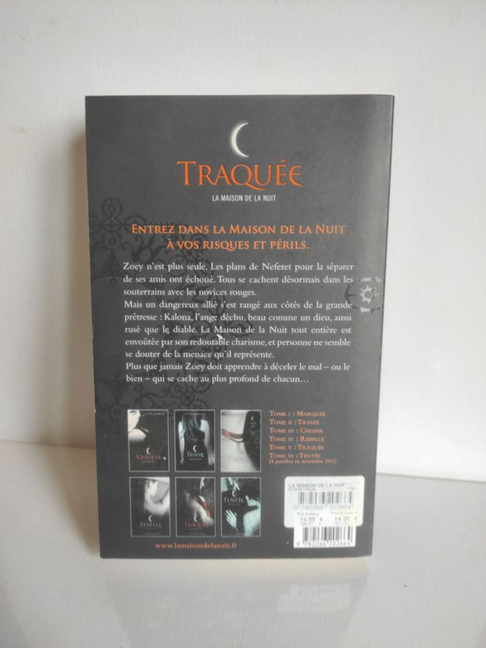 Livre la maison de la nuit tome 5 traquée - photo numéro 2