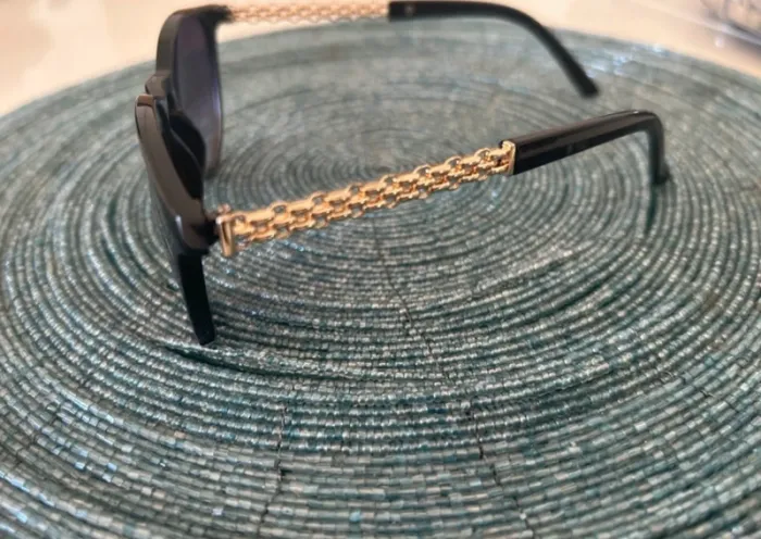 Lunettes de soleil, branche dorée femme Très bon état - photo numéro 3