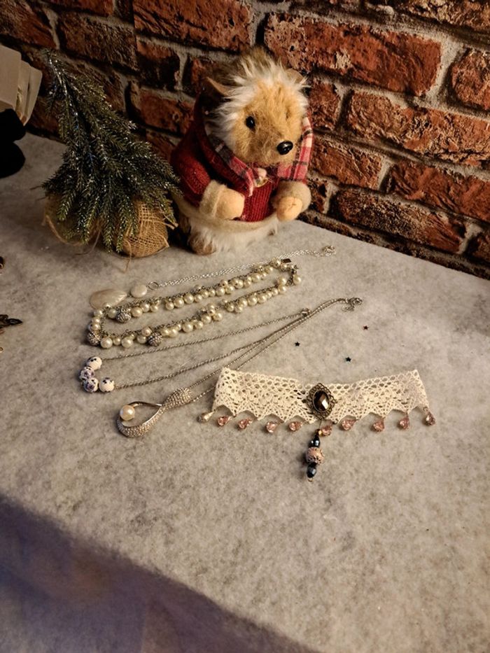 Lot de colliers argenté et blanc