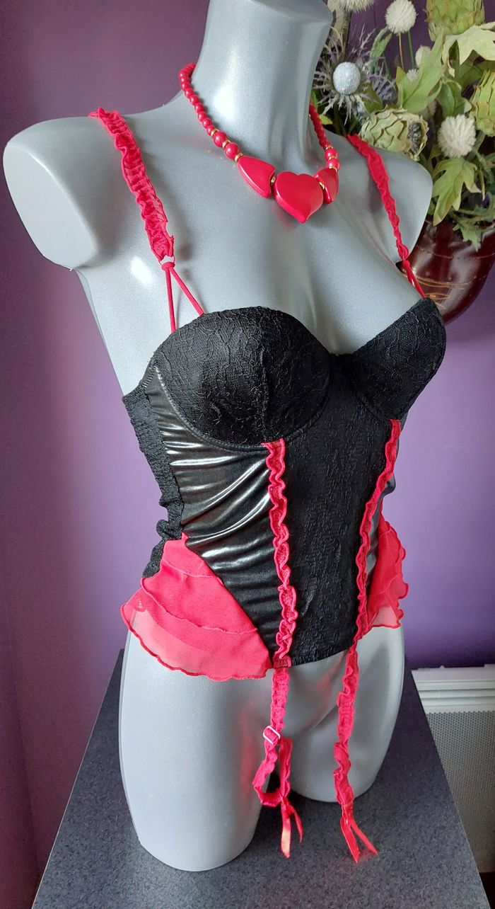 Guêpière bustier noir & rouge – Taille S/M style glamour. - photo numéro 2