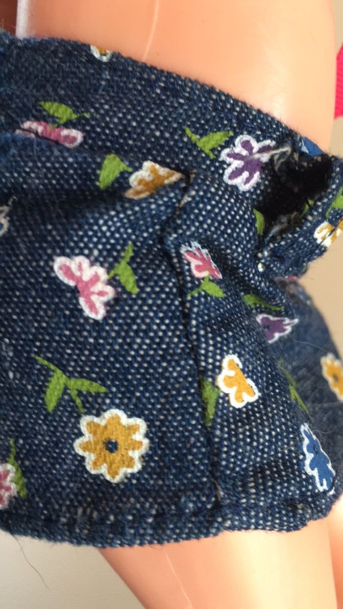 Mini jupe pour poupée bleu marine à fleur - photo numéro 4