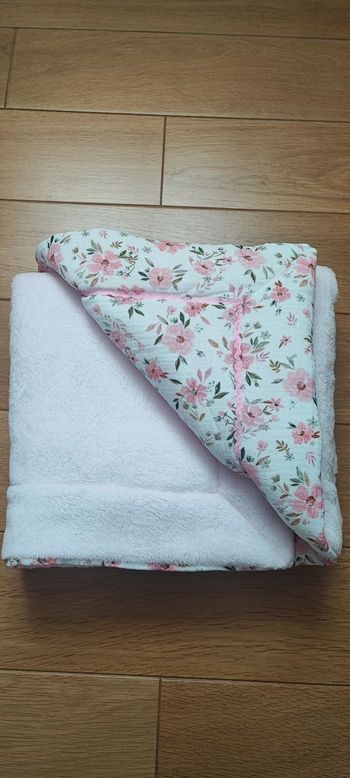 Petite couverture bébé imprimée fleurs roses fait main 