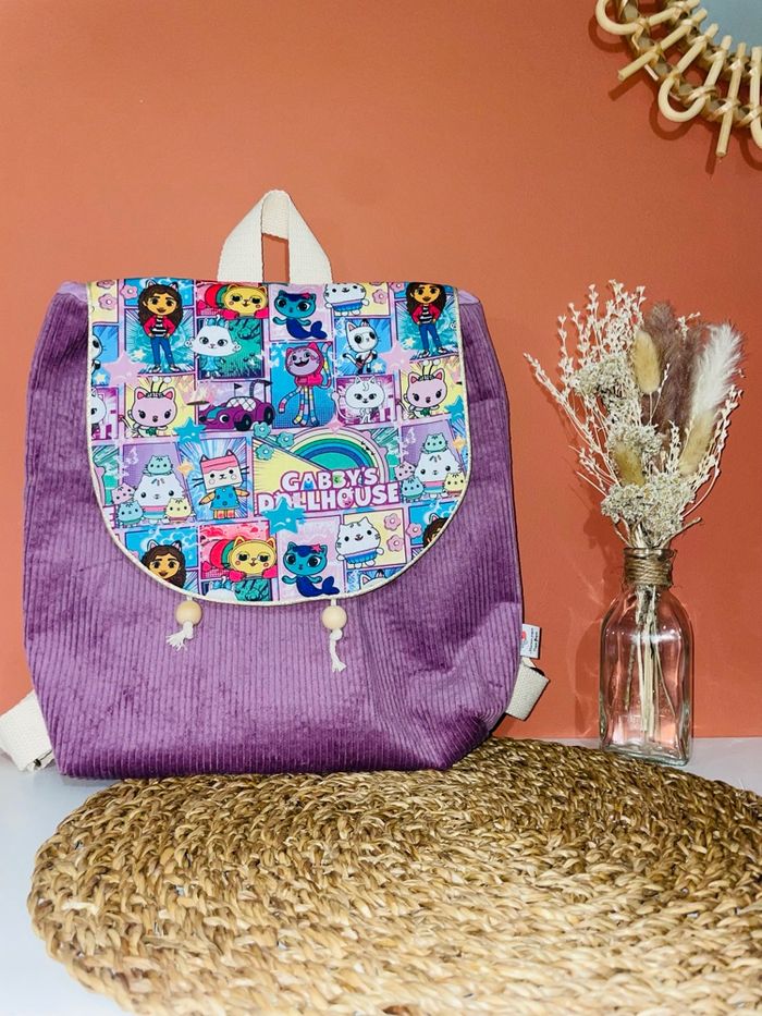 🎒 Sac à dos enfant en velours côtelé violet et tissu Gabby Chat pratique, mignon et personnalisable 💖