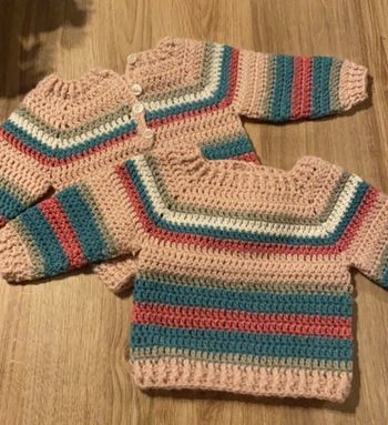 2 pulls en laine 6/9 mois