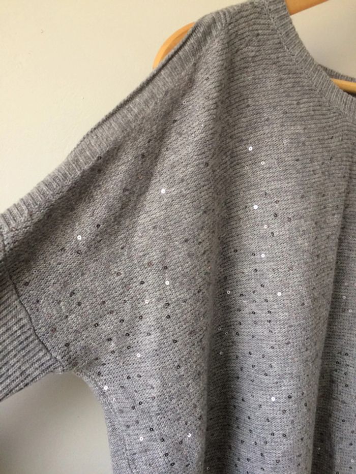 • Pull gris pailletté épaules dénudées • - photo numéro 4