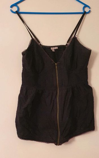 Débardeur noir avec une fermeture éclair