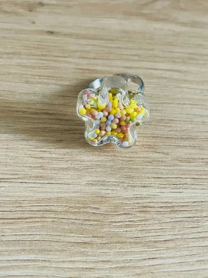 Bague ajustable forme fleur colorée