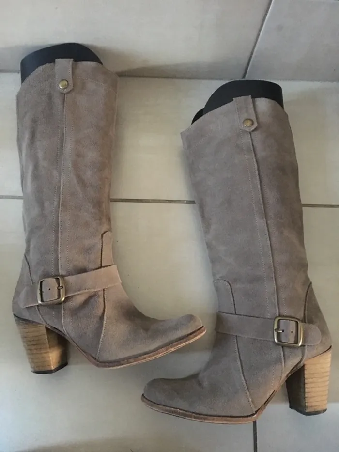 Bottes en cuir (daim) taupe pointure 38 - photo numéro 2