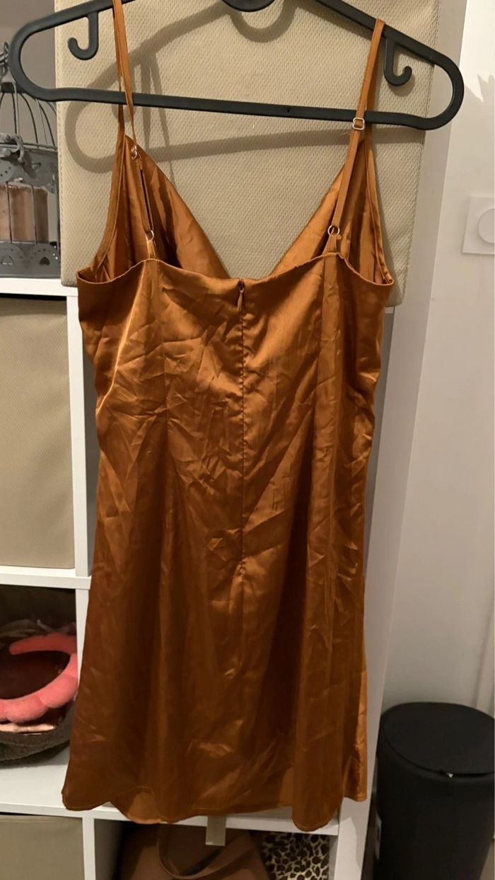 Robe satinée camel