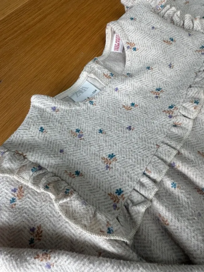 Robe beige douce avec fleurs et froufrous - Taille 4 Ans - photo numéro 5