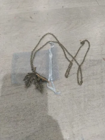 Collier sautoir feuille