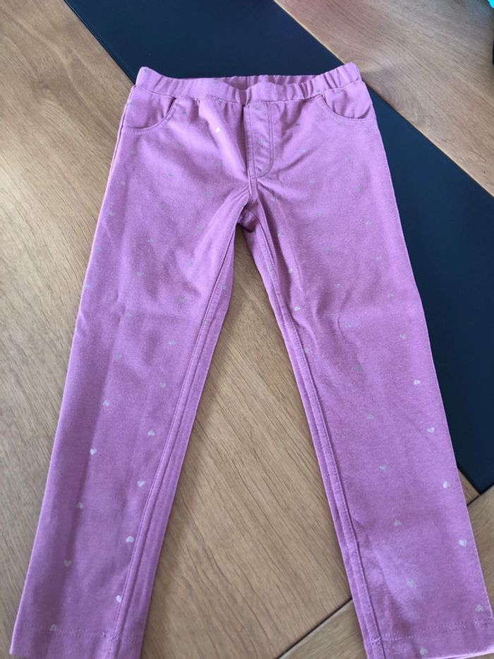 Legging rose avec des cœurs