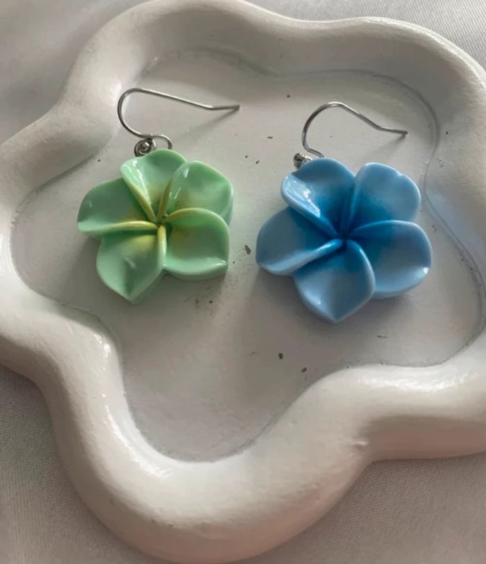 Boucles d’oreilles dépareillées fleur d’hibiscus verte et bleue - photo numéro 5