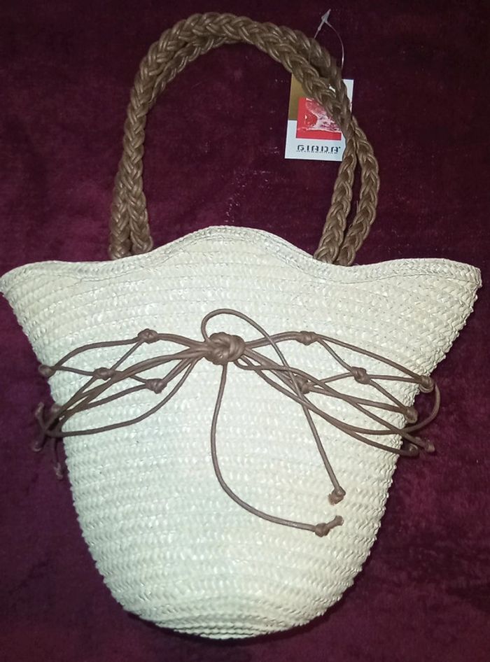 Magnifique sac original en forme chapeau Neuf Giada