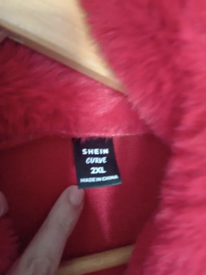 Manteau rouge col fausse fourrure - photo numéro 5