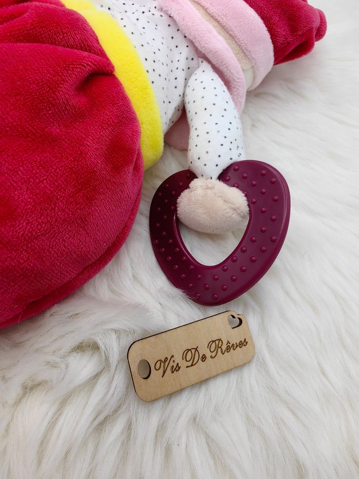 udou Pantin D'activités Brioche Baby Nat BN0735
Bonnet, col
Anneau de dentition en parfait état Pois sur le haut et le Dessous des pieds
Couleurs : rouge rosé blanc beige jaune noir violet mauve
Marque : Baby Nat', Ref BNO735 État: Comme Neuf
Vo - photo numéro 6