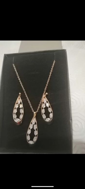 Magnifique parure Gioyes plaqué or 24 carats sertis de zirconiums.