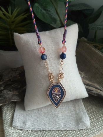 Collier pierres et coton coloré