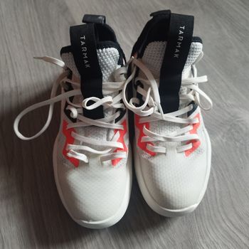 Chaussure de basket très bon état
Marque: Tarmac/ decathlon 
Size/pt 39
