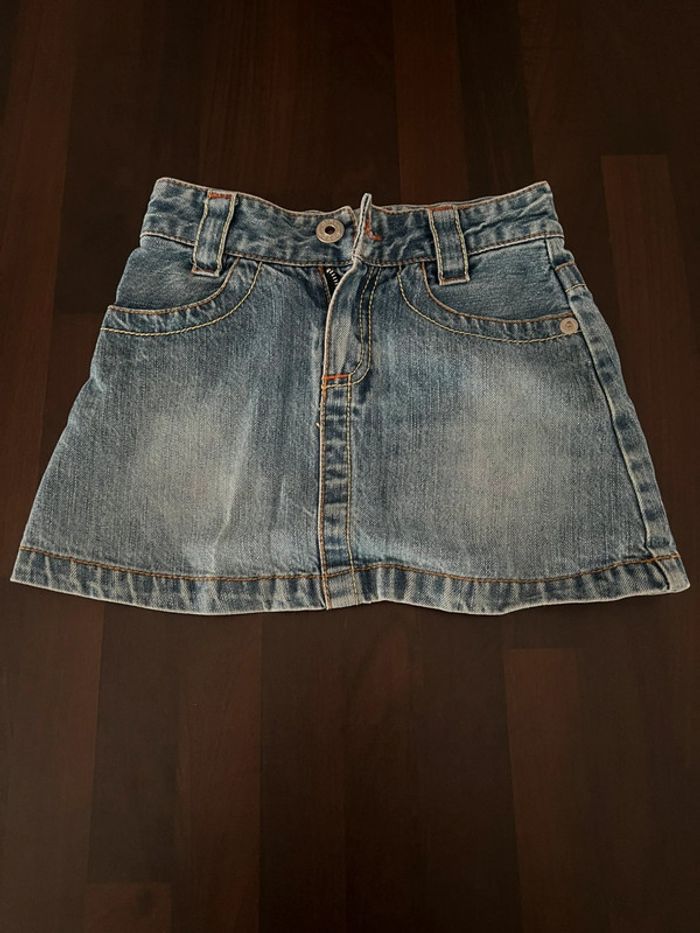 Jupe en jean taille 5 ans en parfait état. 100% coton