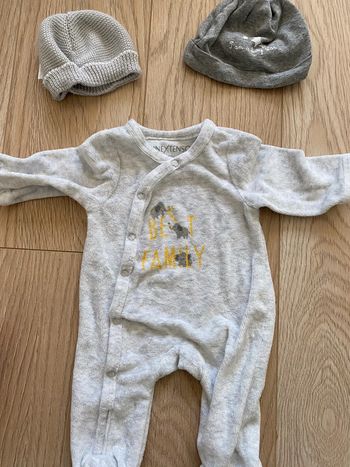 Pyjama et 2 bonnets naissance neufs