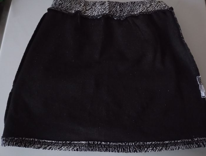 Jupe courte fille 6/8/10 ans .Noir et blanc strié . Coton polyester élasthanne . Parfait état - photo numéro 6