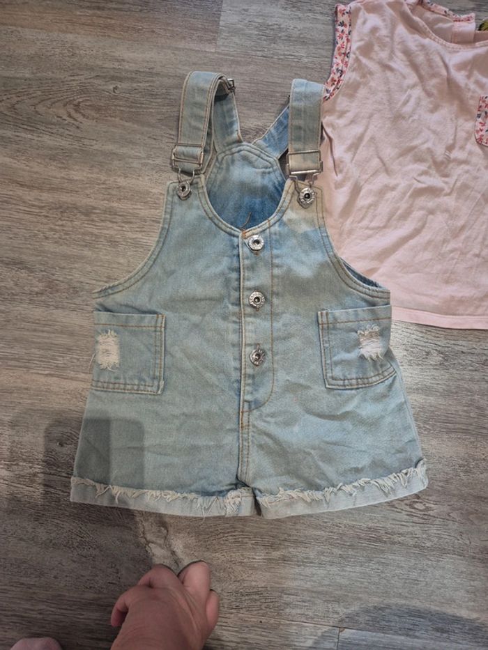 Salopette short destroy et tee shirt à fleurs - photo numéro 2