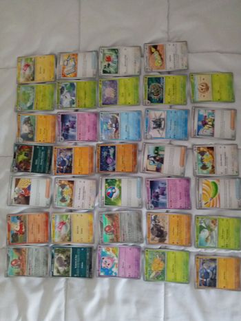 Lot  de  34  cartes  Pokémons