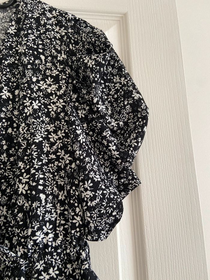 Robe blanc/noir mango manches courtes longueur 85 cm taille S - photo numéro 2