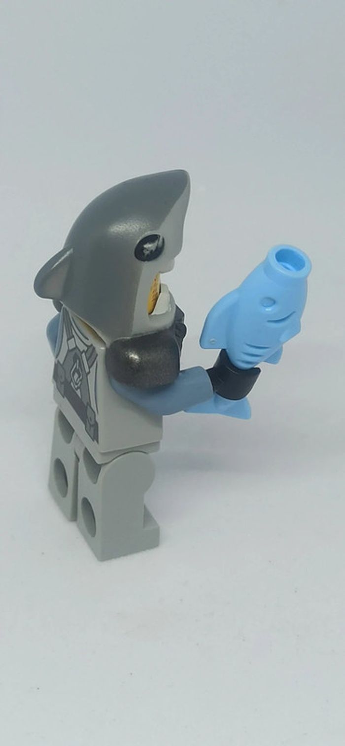 Figurine homme tête de requin avec poisson lego - photo numéro 3