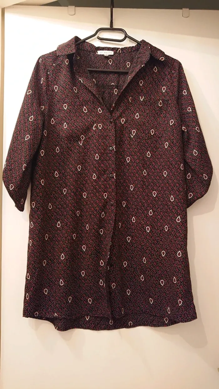 Chemise transparente noire motif rouge et beige