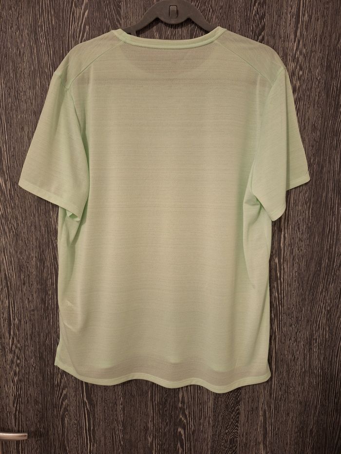 Tee-shirt de sport léger manches courtes vert d'eau et argenté - photo numéro 2