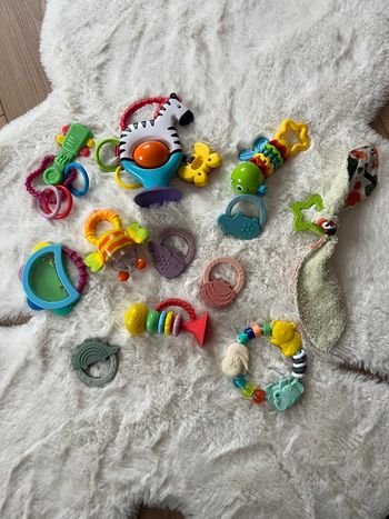 Lot jouets bébé 