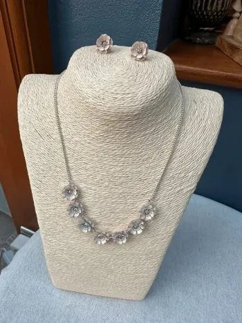 Parure collier + boucles d'oreilles fleur rose pale