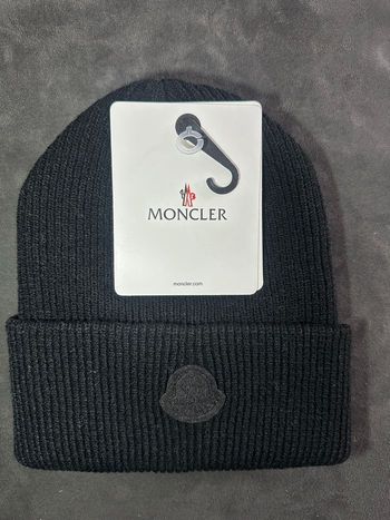 Bonnet Moncler noir ton sur ton –  étiquette