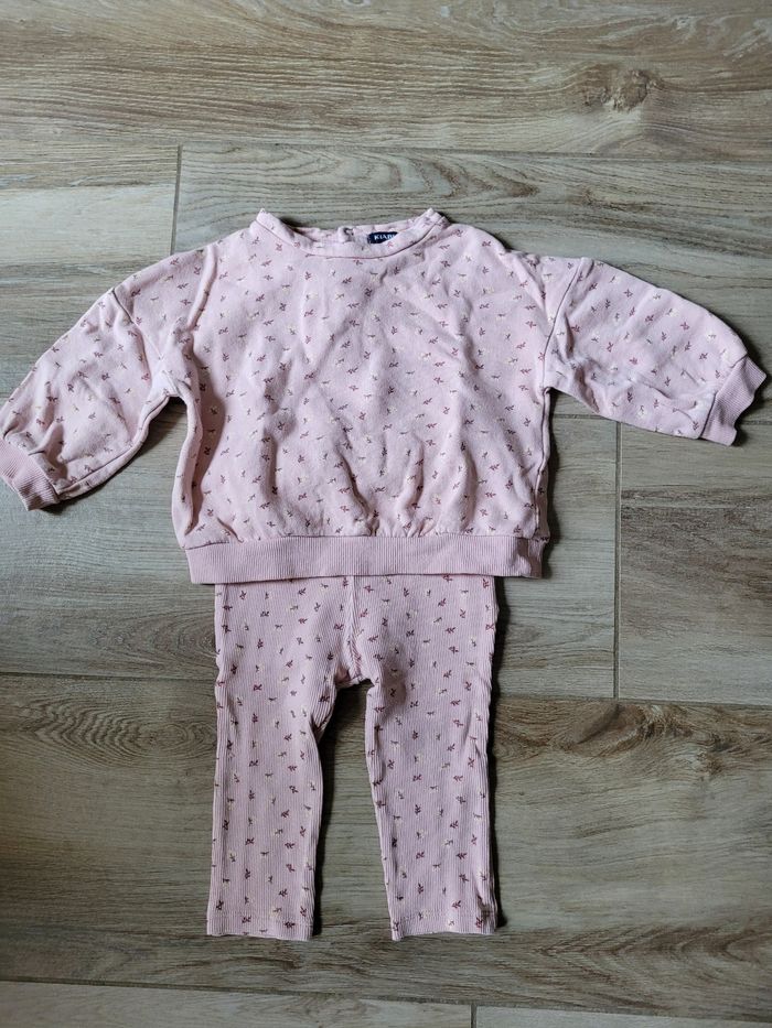 Ensemble pull et legging fleuris taille 18 mois