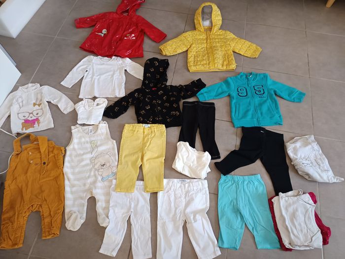 Lot vetements fille 9 12 mois imperméable et doudoune