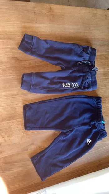 Bas de jogging un gemo 12 mois( taille petit) et un adidas 6-9 mois (taille grand)