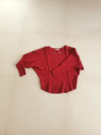 Pull rouge chauve souris taille M