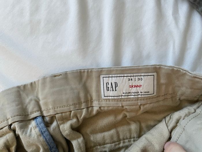 Deux pantalons Chinos GAP - photo numéro 2