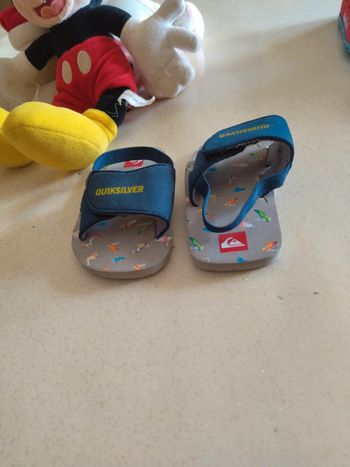 Tong bébé Quiksilver à scratch. Pointure 13 cm ( 21)